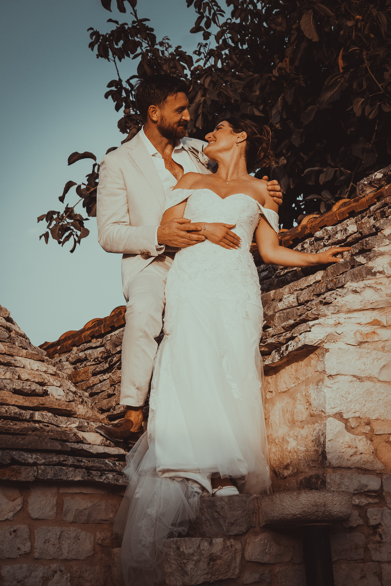 Dettaglio di photo booth matrimonio elegante con grafiche personalizzate e luci professionali.