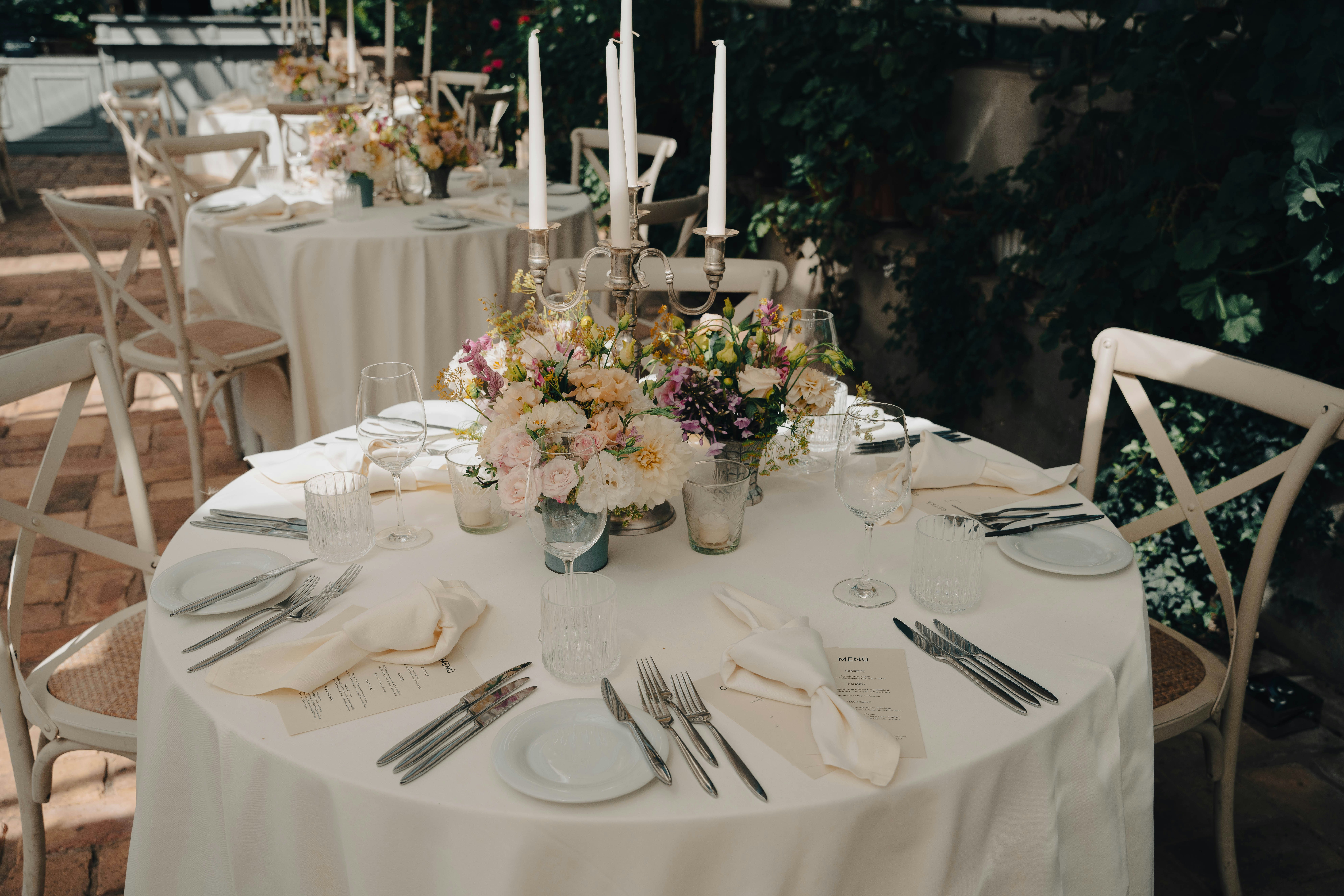Coordinamento professionale del catering per matrimoni, gestione di tempi, spazi e servizio per un ricevimento perfetto.