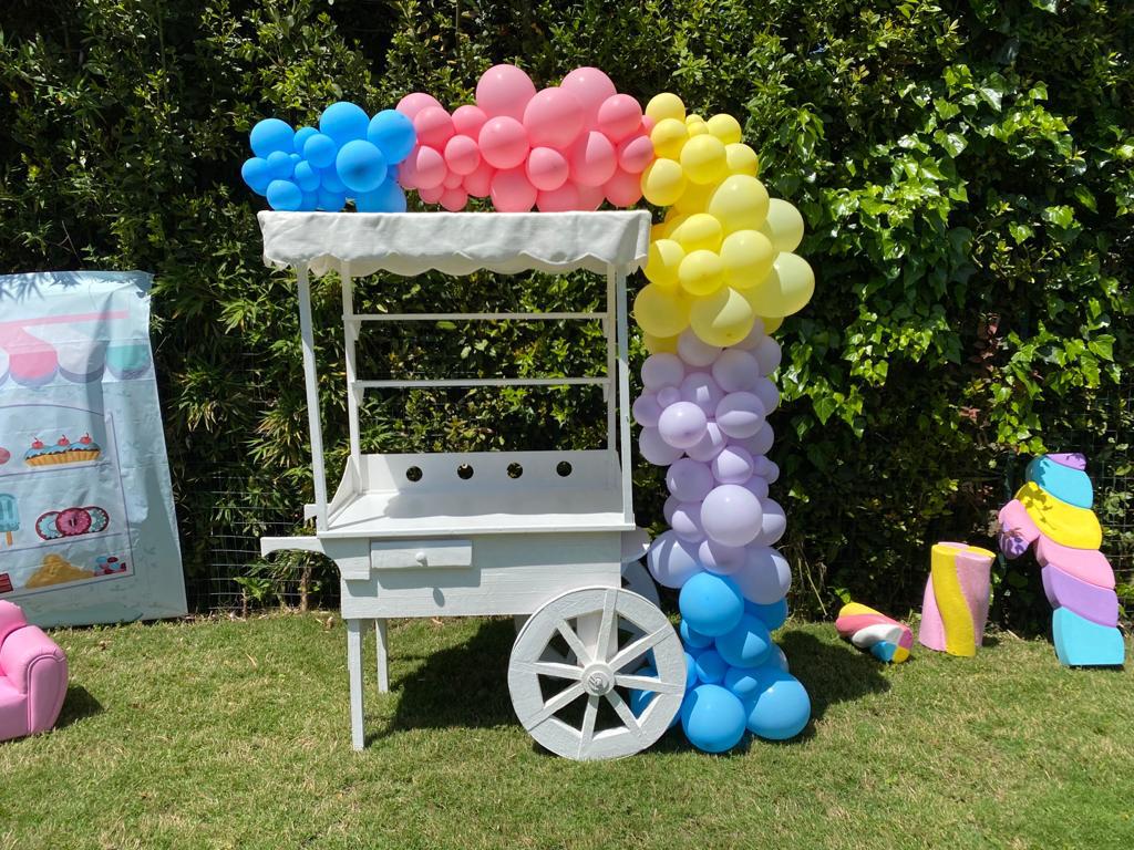 Arco di palloncini per matrimonio coordinato con fiori e luci della sala ricevimenti.