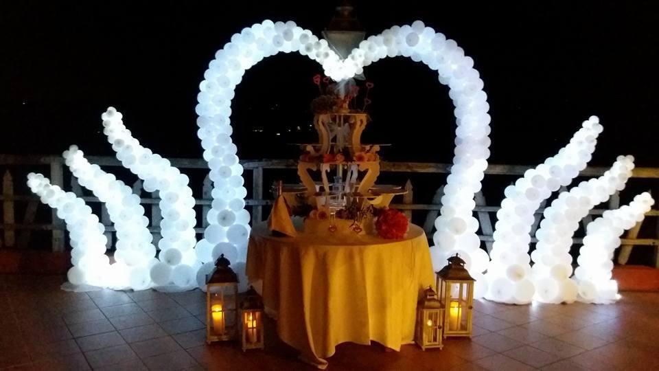 Lancio di coriandoli e bolle di sapone come effetti speciali per matrimoni indimenticabili.