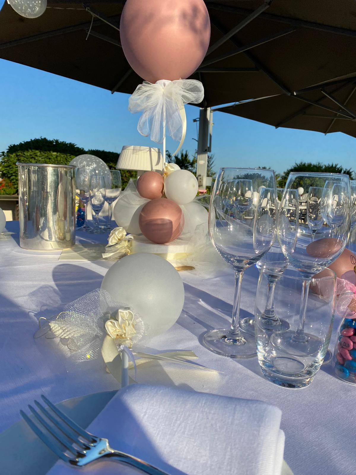 Catering per matrimoni elegante con tavoli allestiti e piatti raffinati, servizio curato e atmosfera raffinata per ricevimenti indimenticabili.