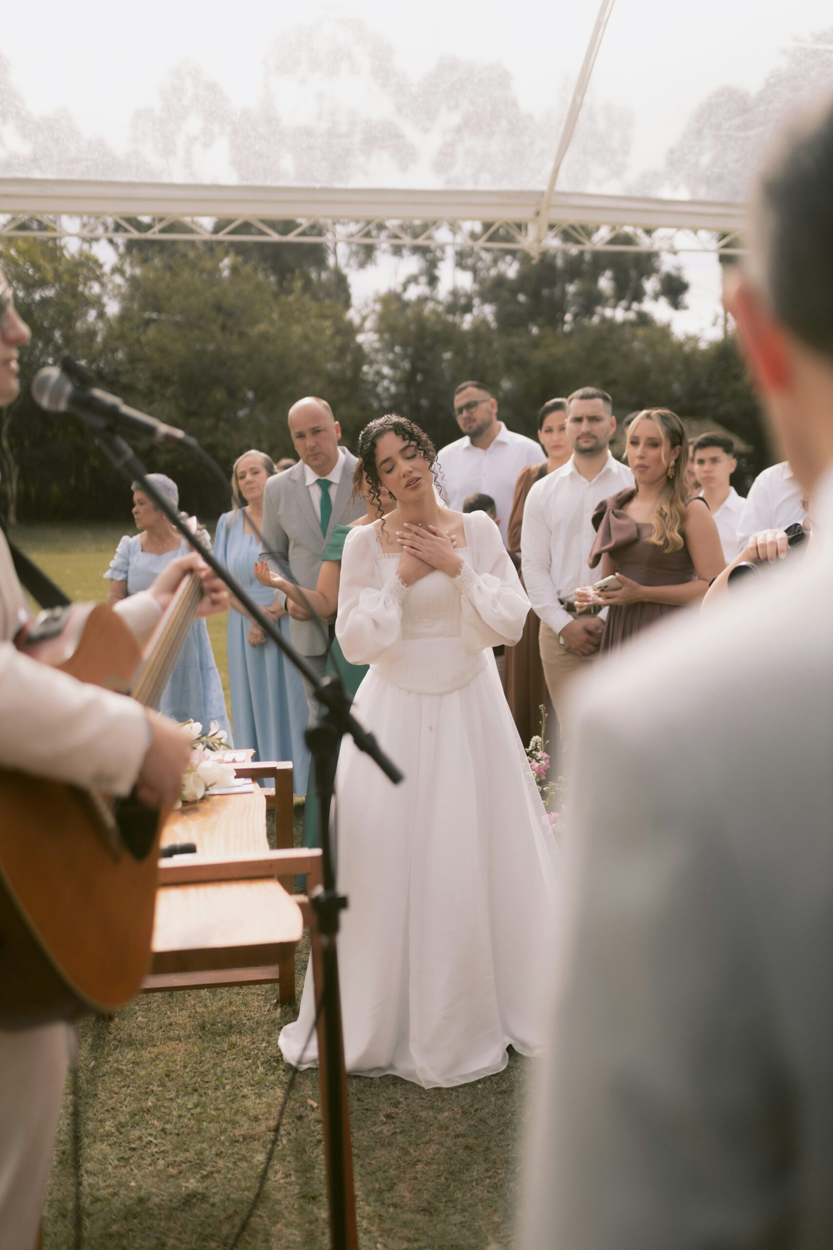 Momento di festa con ospiti che ballano accompagnati dalla musica per i matrimoni