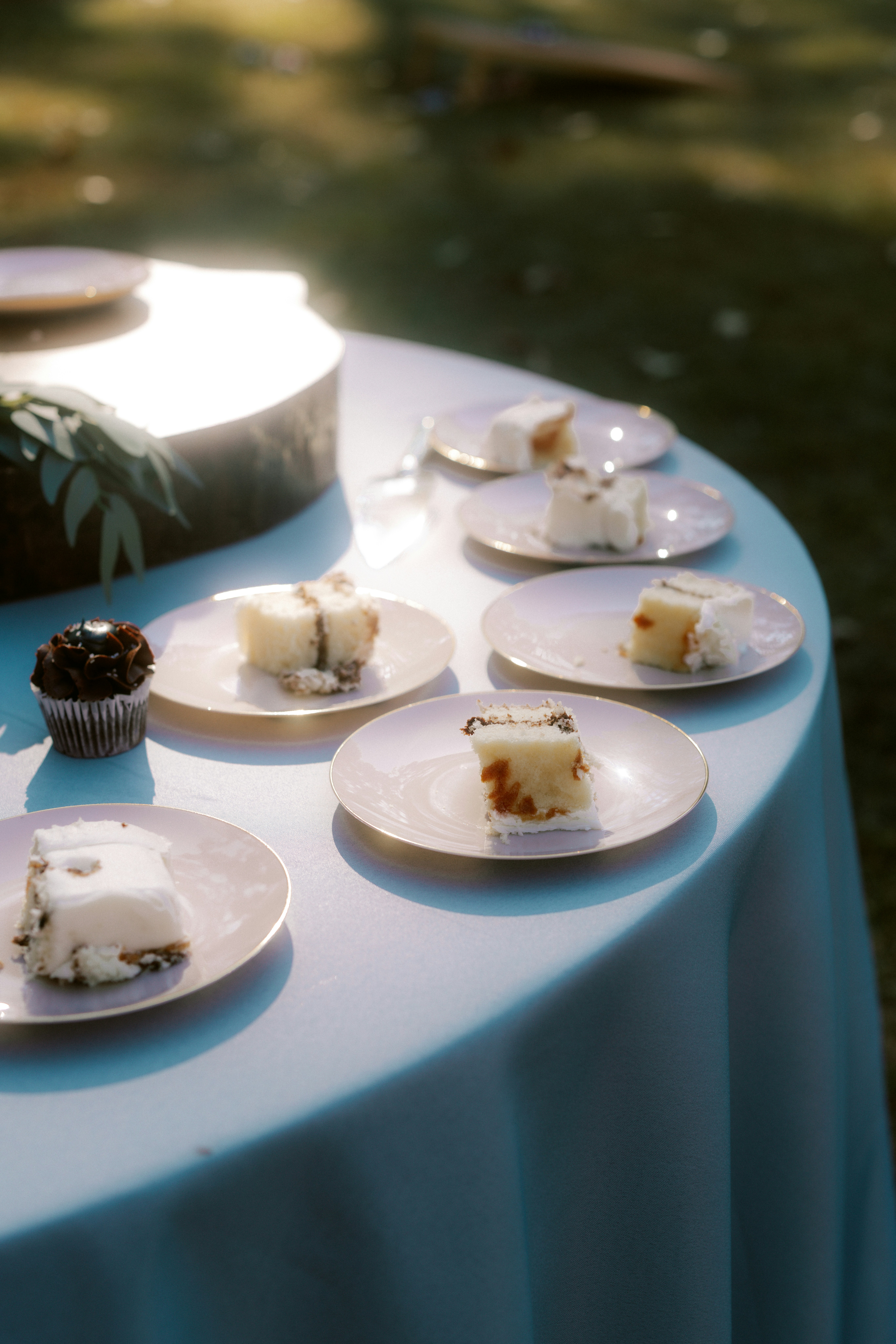 Icone che rappresentano qualità, stile e servizio nel catering per matrimoni, con ingredienti freschi, presentazione elegante e staff professionale.