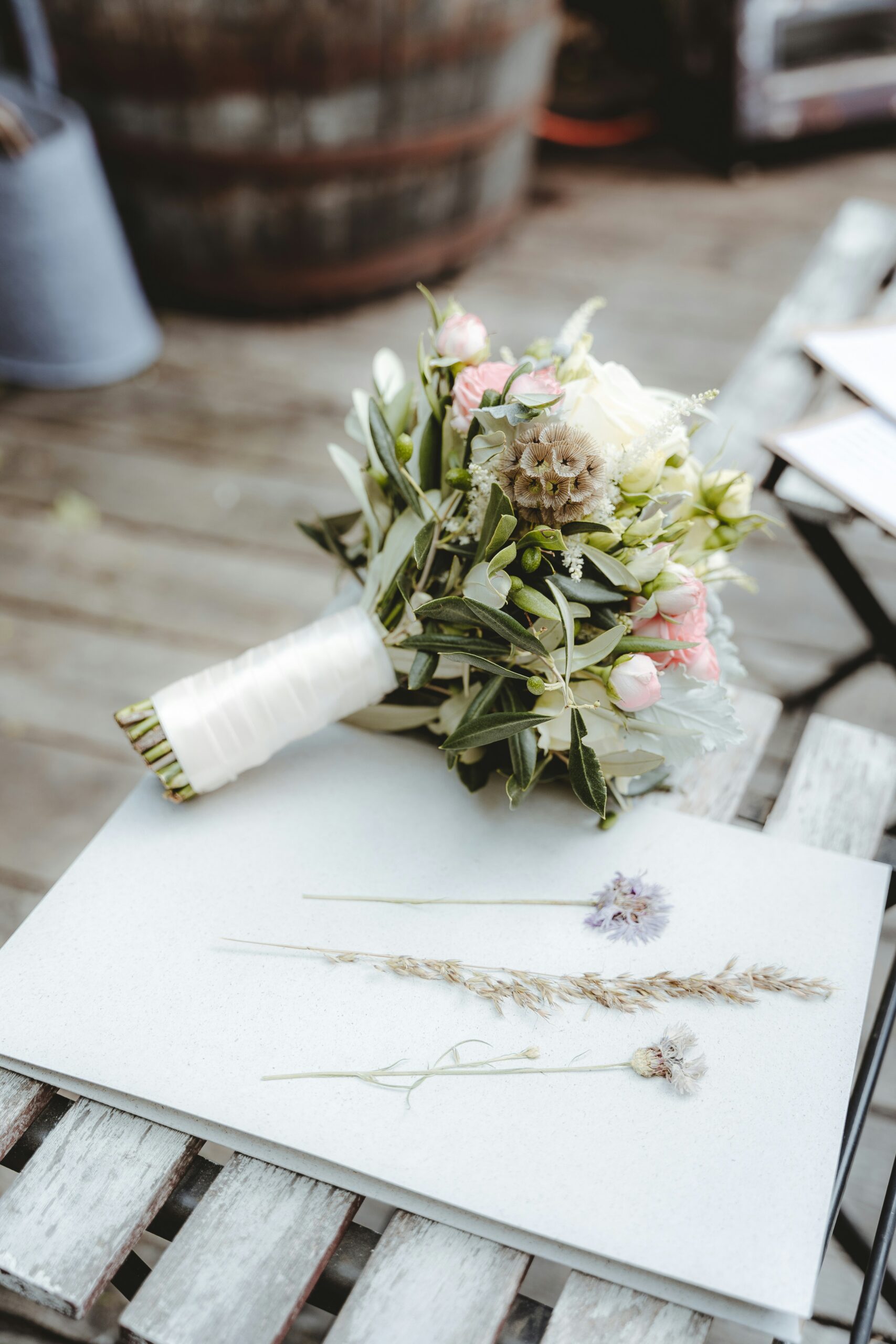 Allestimento elegante con fiori per il matrimonio in una location per nozze