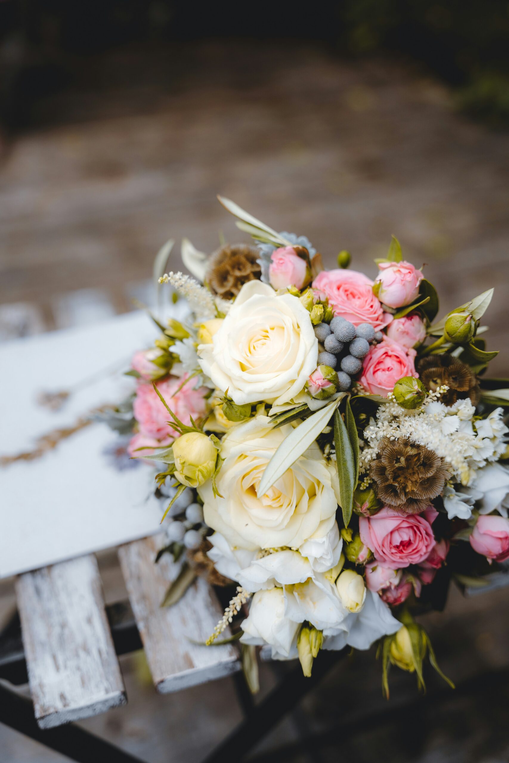 Bouquet raffinato realizzato con fiori per il matrimonio coordinati allo stile dell’evento