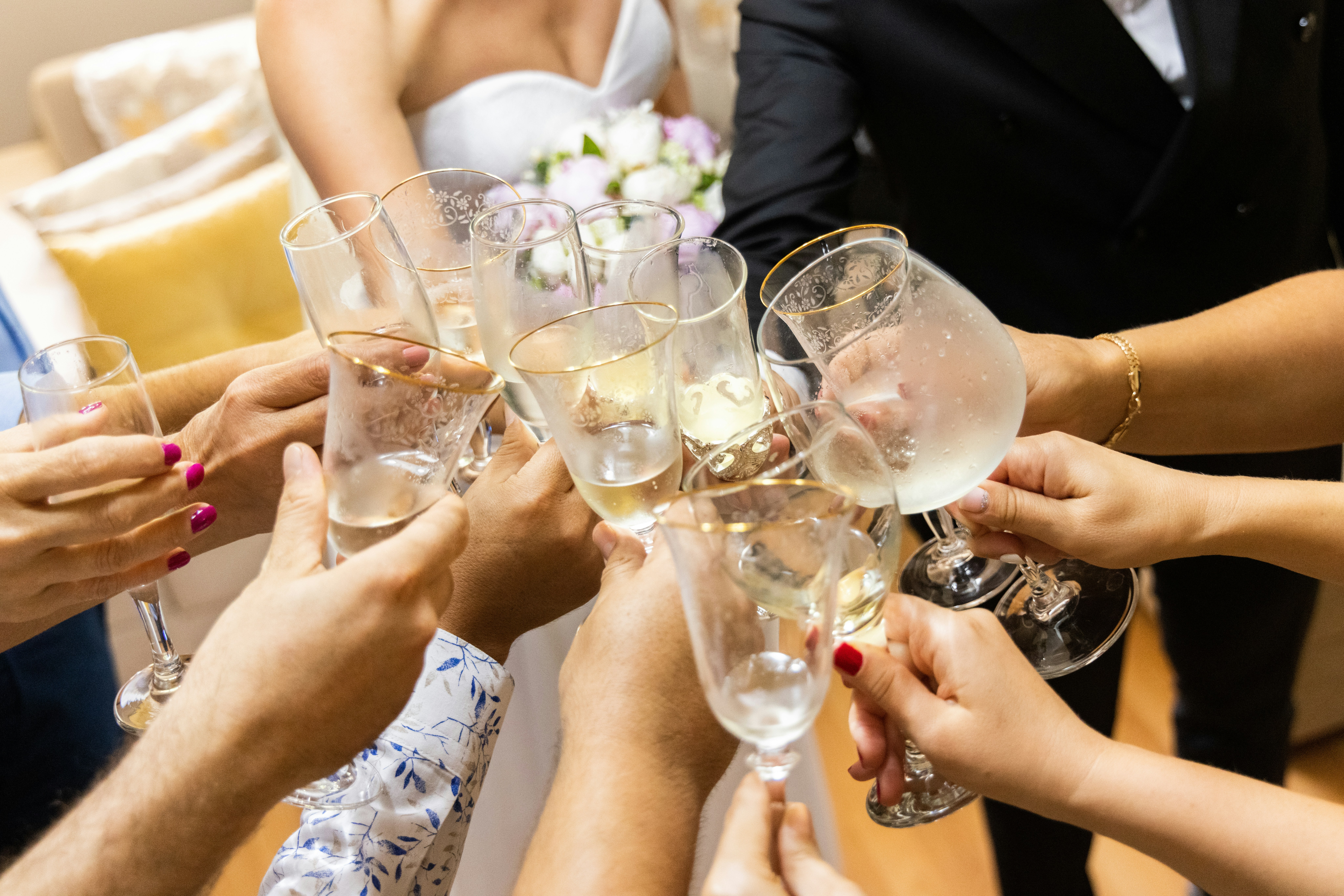 Foto da davanti con brindisi creativi per intrattenimento matrimoni originale e divertente.