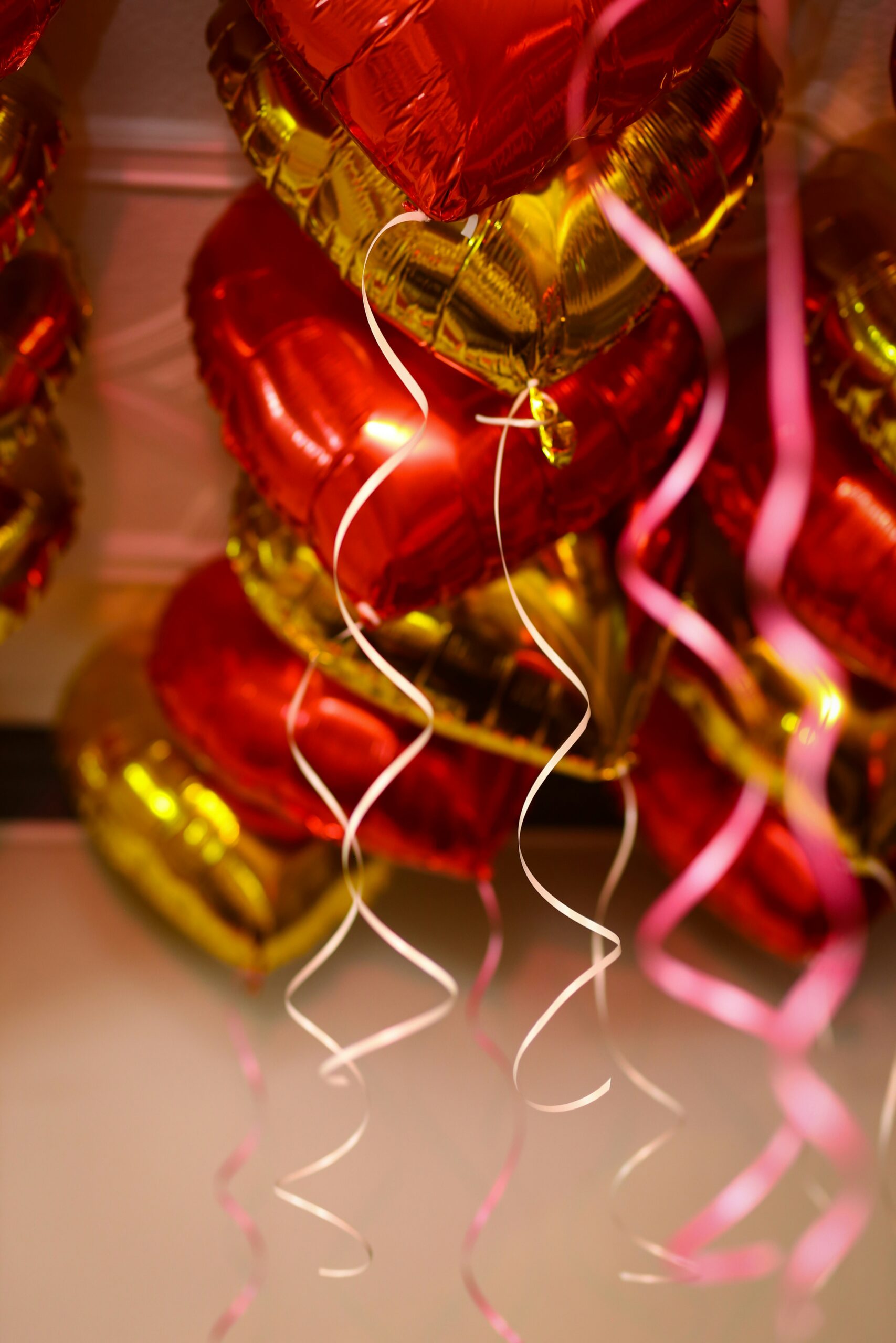 Palloncini per matrimonio colorati decorano elegantemente l’ingresso della location.