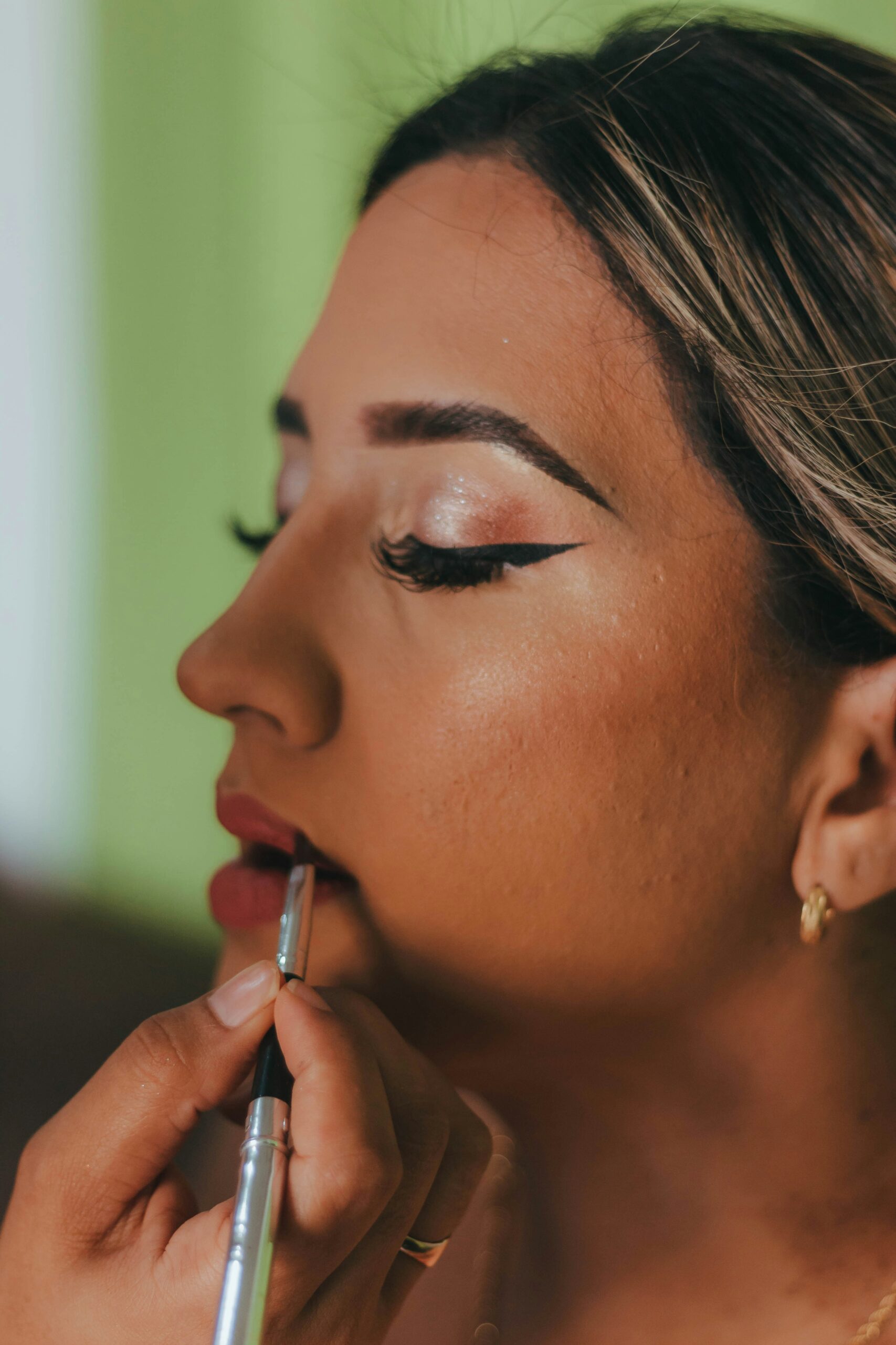Donna con trucco da cerimonia naturale e luminoso, adatto a matrimoni diurni.