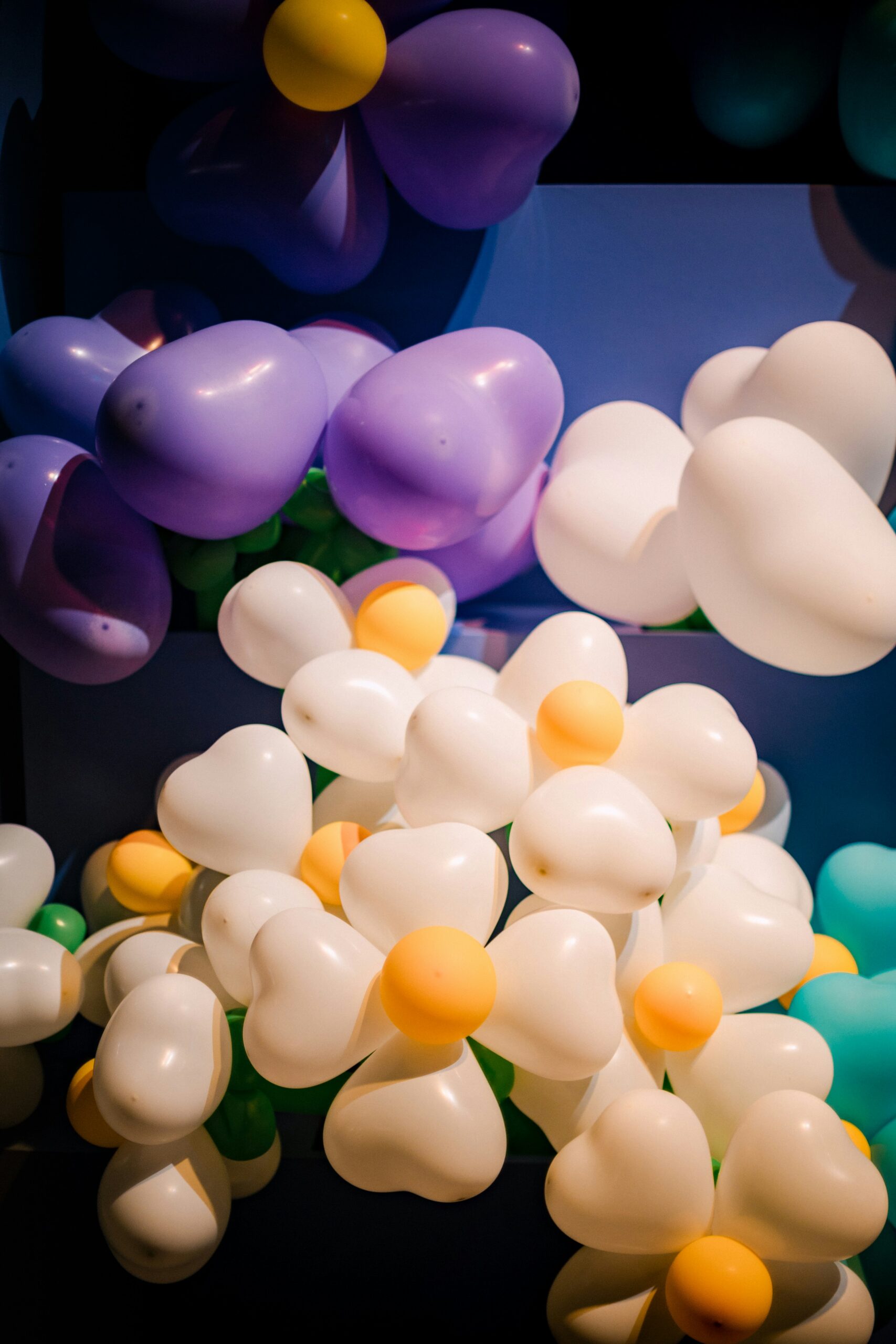 Composizione di palloncini trasparenti con glitter per matrimonio romantico e scenografico.