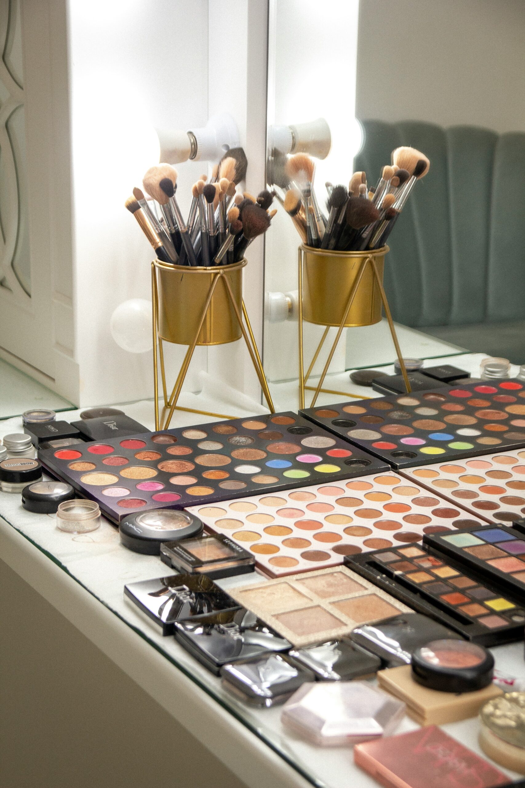 Modella con labbra audaci e trucco da cerimonia sofisticato, perfetto per feste eleganti.