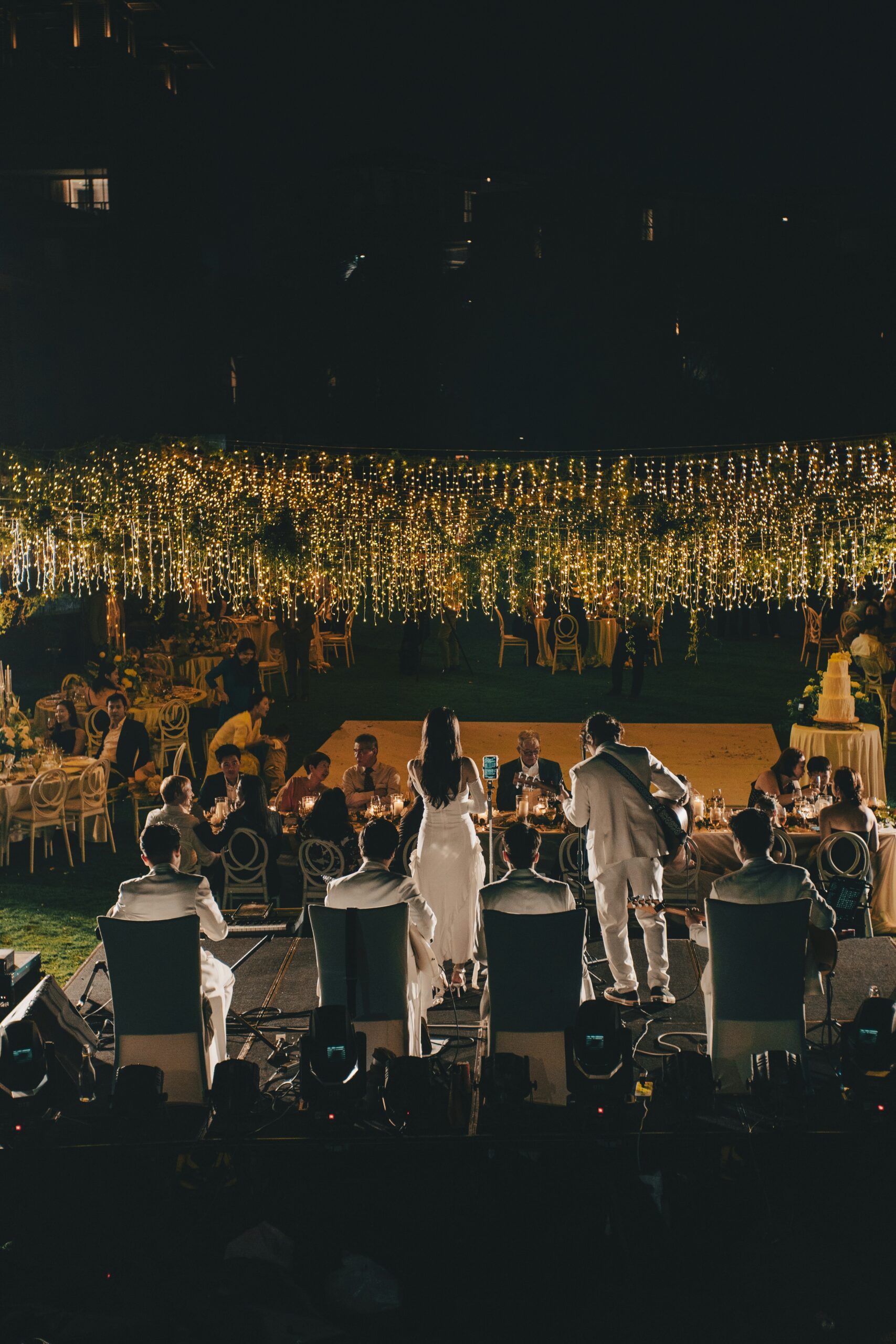 Vista panoramica di una elegante location per matrimoni pronta ad accogliere gli sposi e gli ospiti
